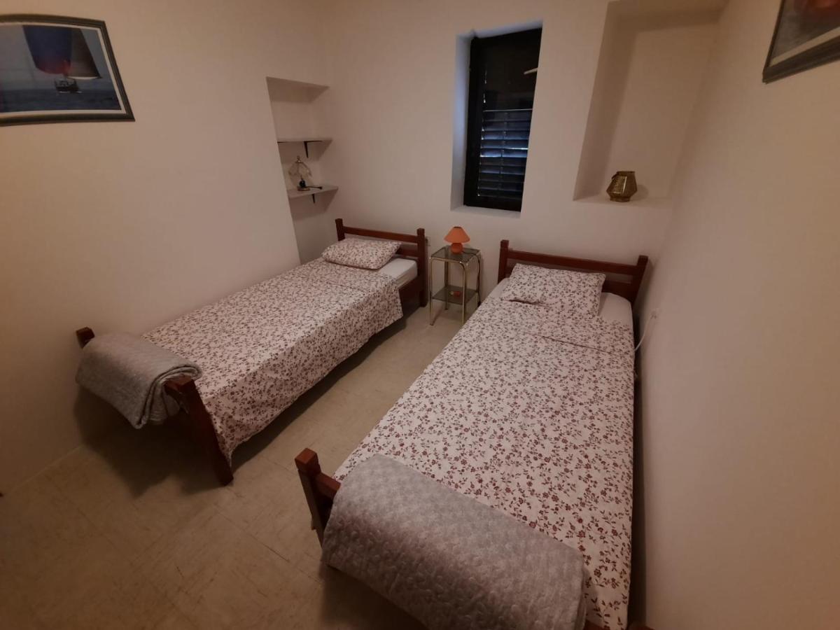 Apartment Baratula Murter Bagian luar foto