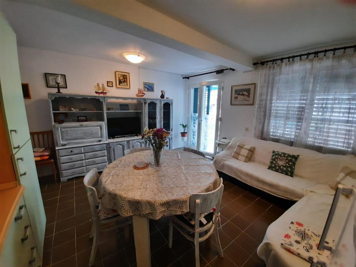 Apartment Baratula Murter Bagian luar foto